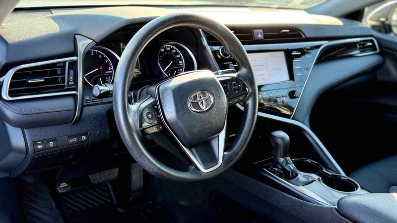 Toyota Camry Vehicle Full-screen Gallery Image 06