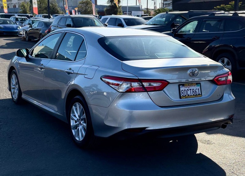 Toyota Camry Vehicle Full-screen Gallery Image 07