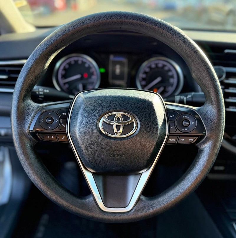 Toyota Camry Vehicle Full-screen Gallery Image 08