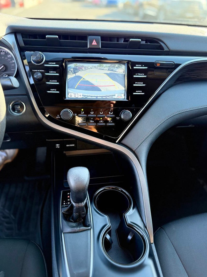 Toyota Camry Vehicle Full-screen Gallery Image 09