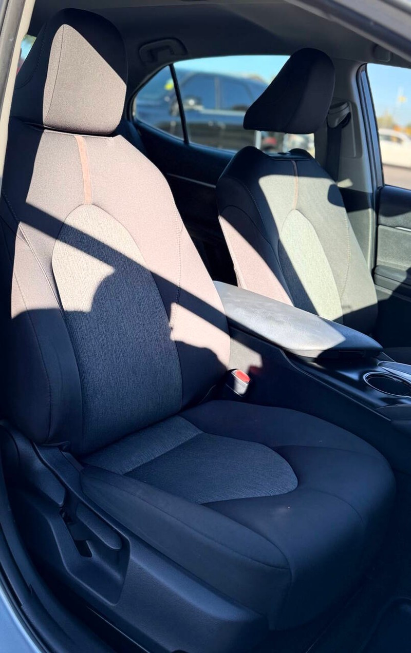 Toyota Camry Vehicle Full-screen Gallery Image 10