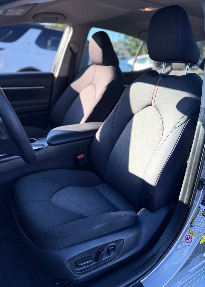 Toyota Camry Vehicle Full-screen Gallery Image 11