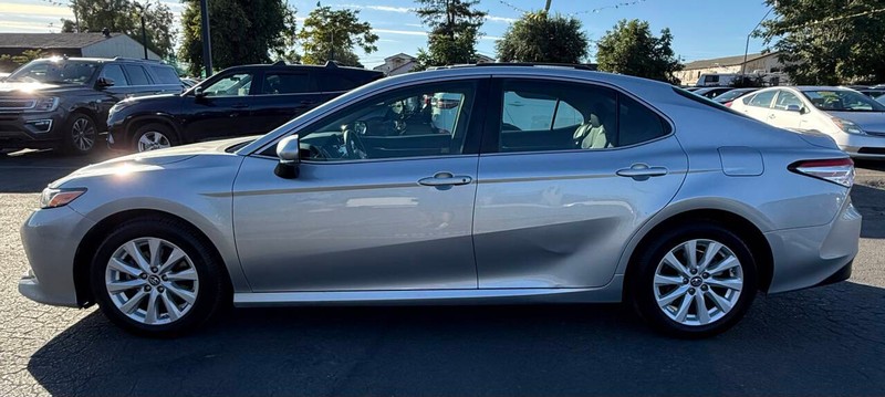 Toyota Camry Vehicle Full-screen Gallery Image 12