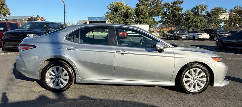 Toyota Camry Vehicle Full-screen Gallery Image 13
