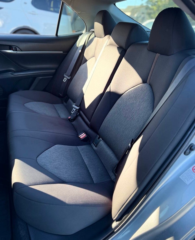 Toyota Camry Vehicle Full-screen Gallery Image 14