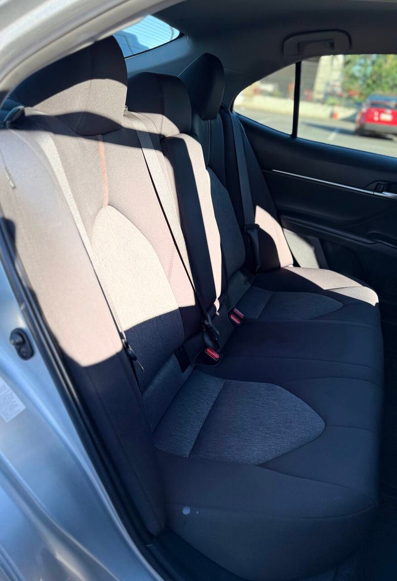 Toyota Camry Vehicle Full-screen Gallery Image 15