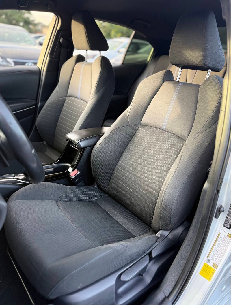 Toyota Corolla Vehicle Full-screen Gallery Image 11