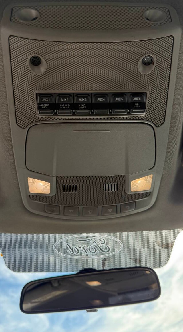 Ford Super Duty F-550 DRW Vehicle Full-screen Gallery Image 16