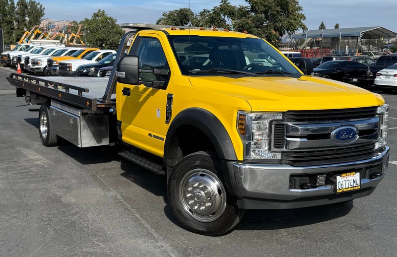 Ford Super Duty F-550 DRW Vehicle Full-screen Gallery Image 02