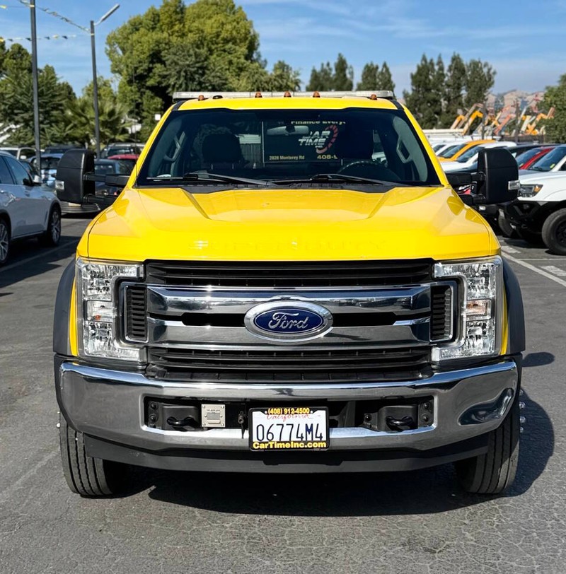 Ford Super Duty F-550 DRW Vehicle Full-screen Gallery Image 03
