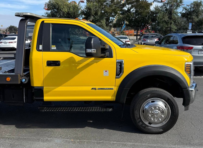 Ford Super Duty F-550 DRW Vehicle Full-screen Gallery Image 05
