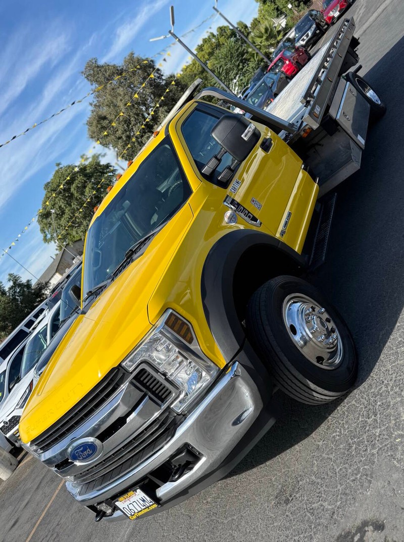 Ford Super Duty F-550 DRW Vehicle Full-screen Gallery Image 07