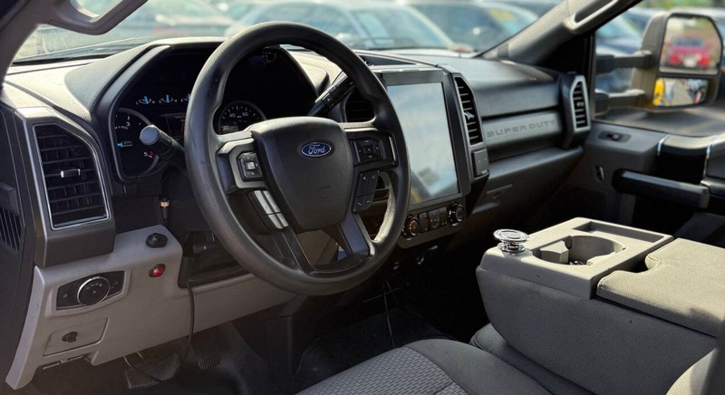 Ford Super Duty F-550 DRW Vehicle Full-screen Gallery Image 08
