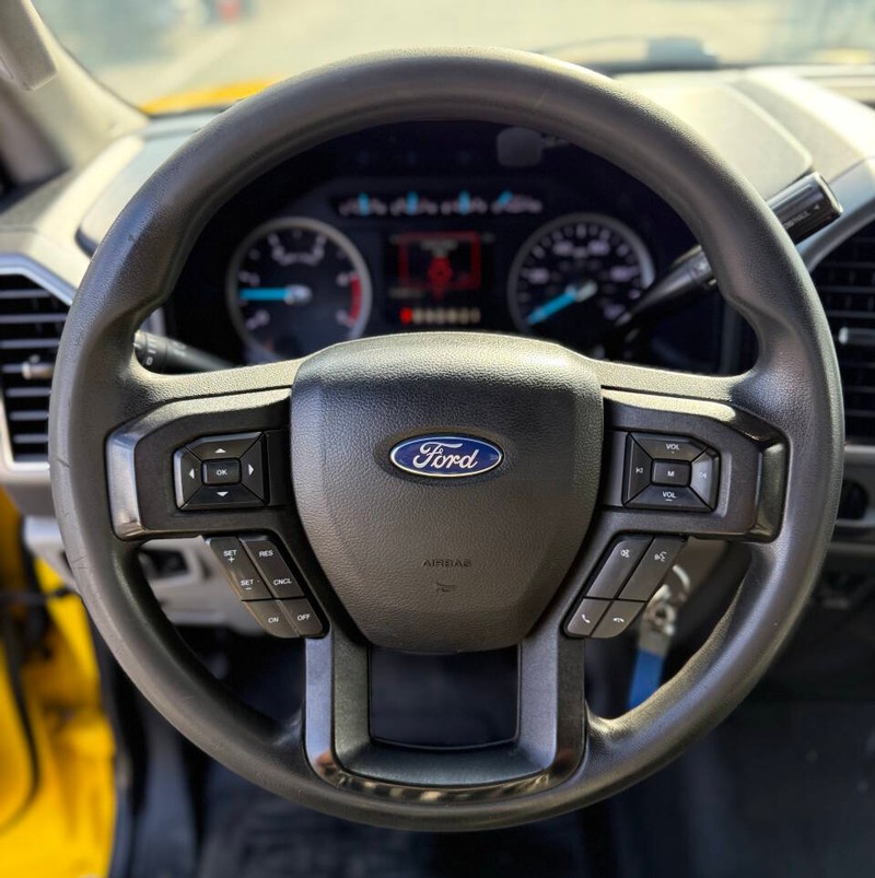 Ford Super Duty F-550 DRW Vehicle Full-screen Gallery Image 10