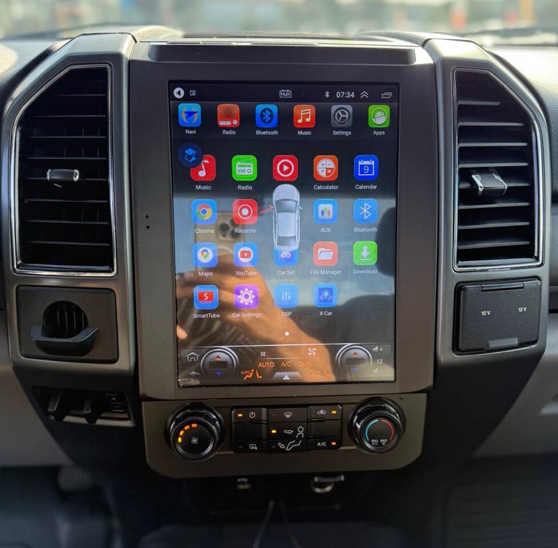 Ford Super Duty F-550 DRW Vehicle Full-screen Gallery Image 11