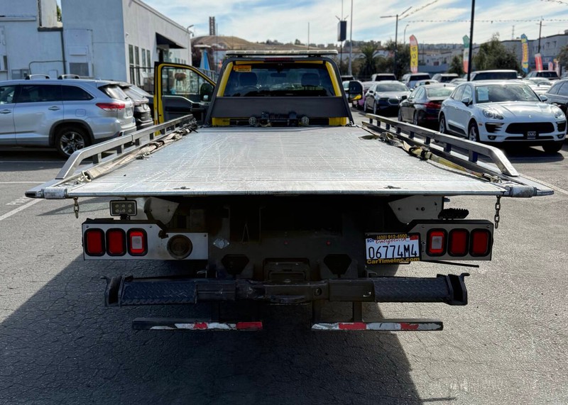 Ford Super Duty F-550 DRW Vehicle Full-screen Gallery Image 13