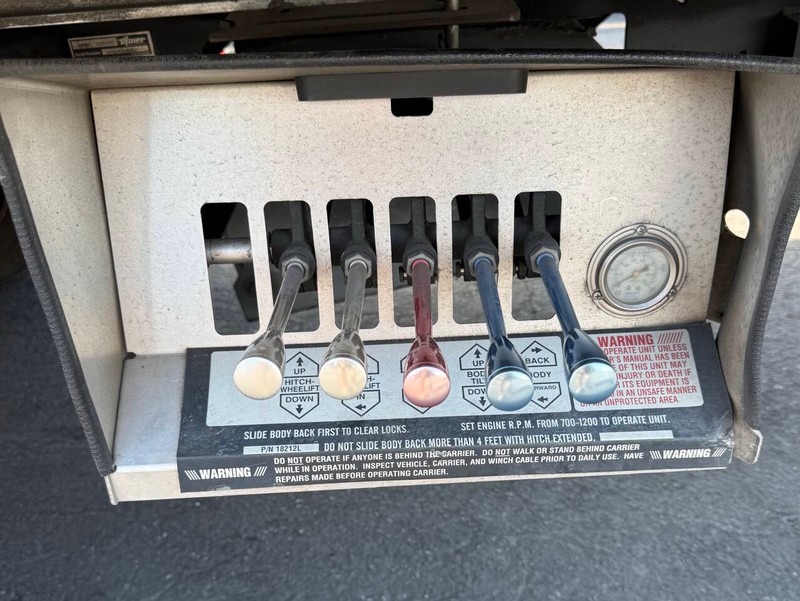 Ford Super Duty F-550 DRW Vehicle Full-screen Gallery Image 15