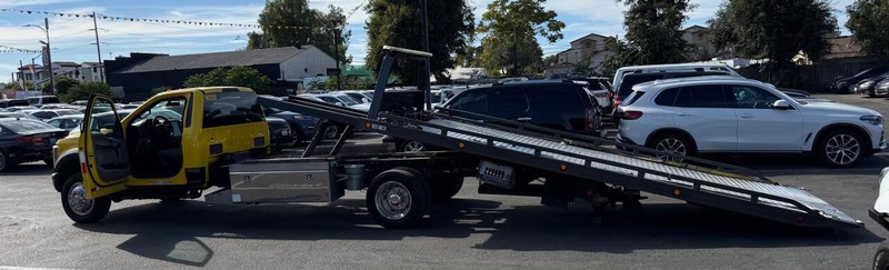 Ford Super Duty F-550 DRW Vehicle Full-screen Gallery Image 17