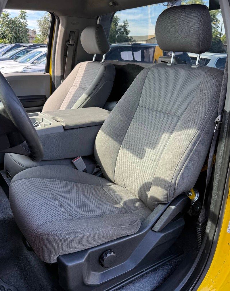 Ford Super Duty F-550 DRW Vehicle Full-screen Gallery Image 18