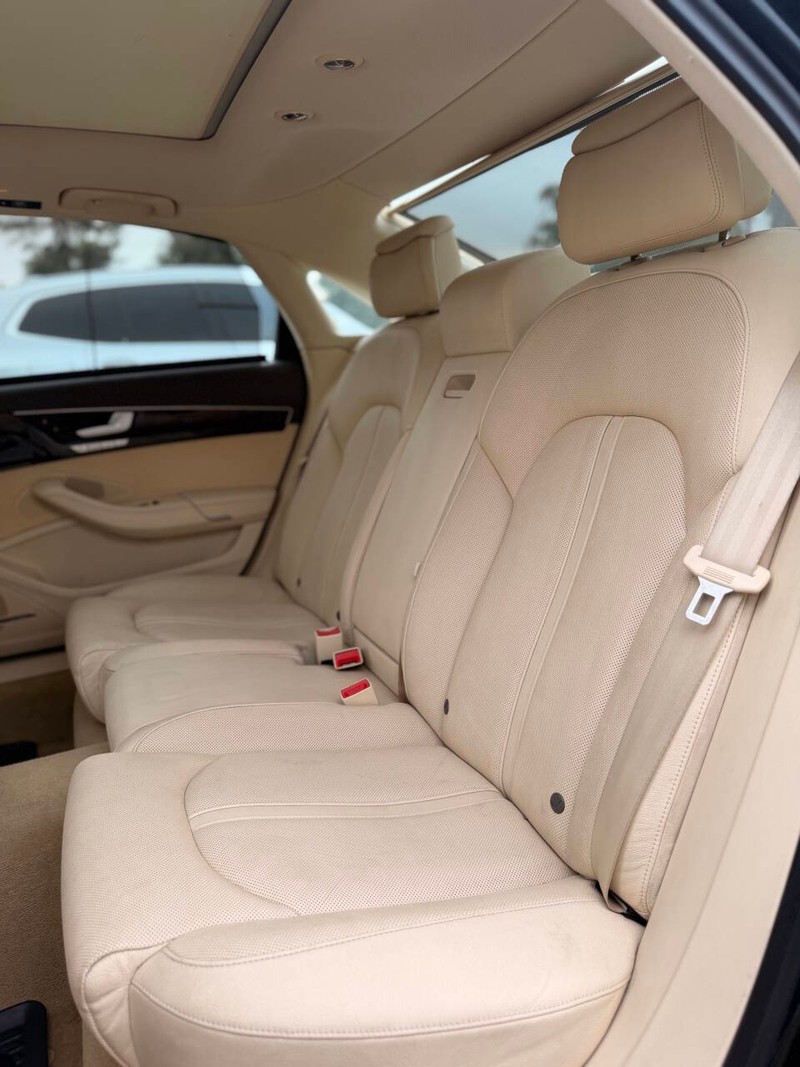 Audi A8 L Vehicle Full-screen Gallery Image 14