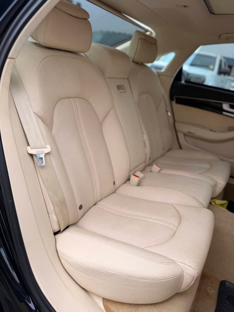 Audi A8 L Vehicle Full-screen Gallery Image 15
