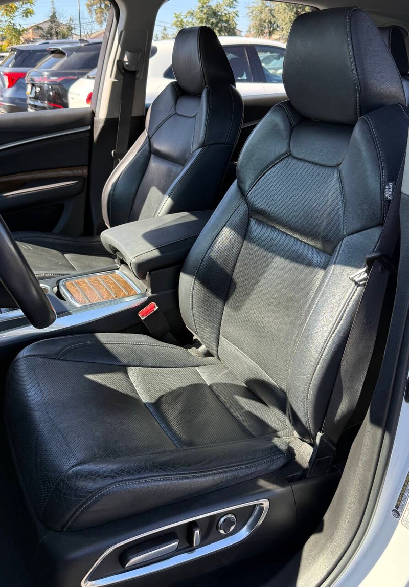 Acura MDX Vehicle Full-screen Gallery Image 12