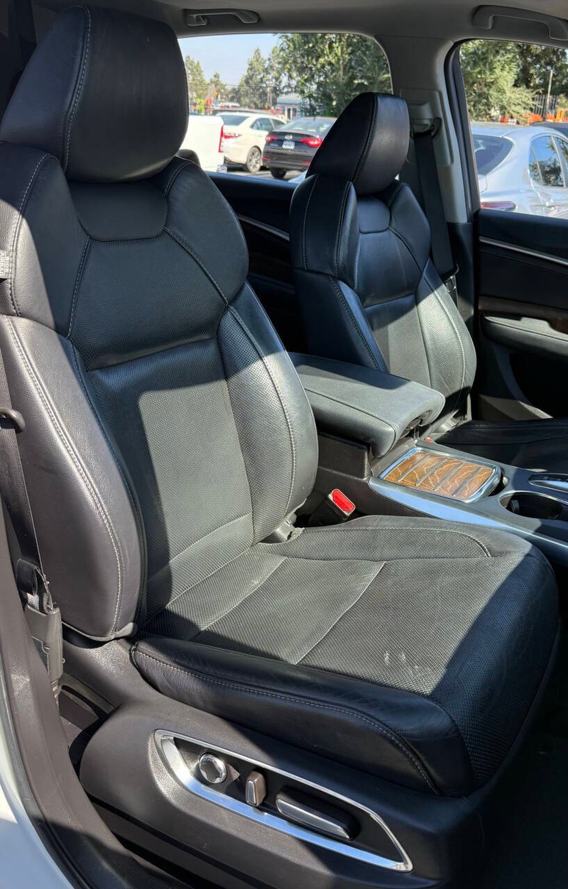 Acura MDX Vehicle Full-screen Gallery Image 13