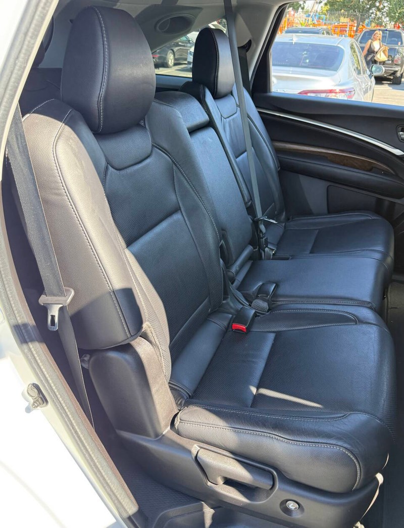 Acura MDX Vehicle Full-screen Gallery Image 14