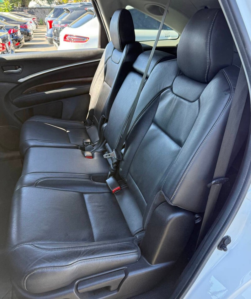 Acura MDX Vehicle Full-screen Gallery Image 15