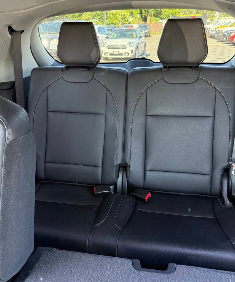 Acura MDX Vehicle Full-screen Gallery Image 16