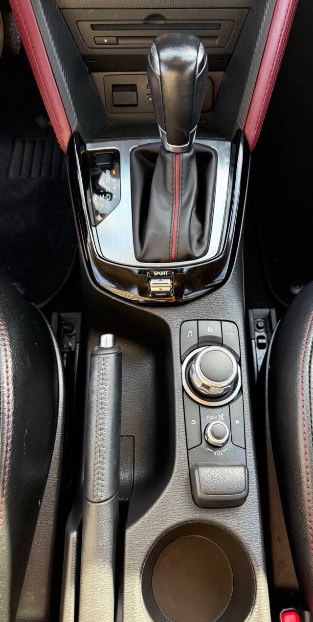 Mazda CX-3 Vehicle Full-screen Gallery Image 11