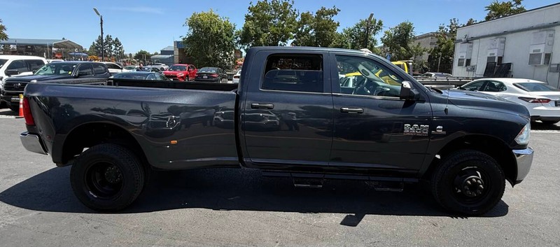 Ram 3500 Vehicle Full-screen Gallery Image 05