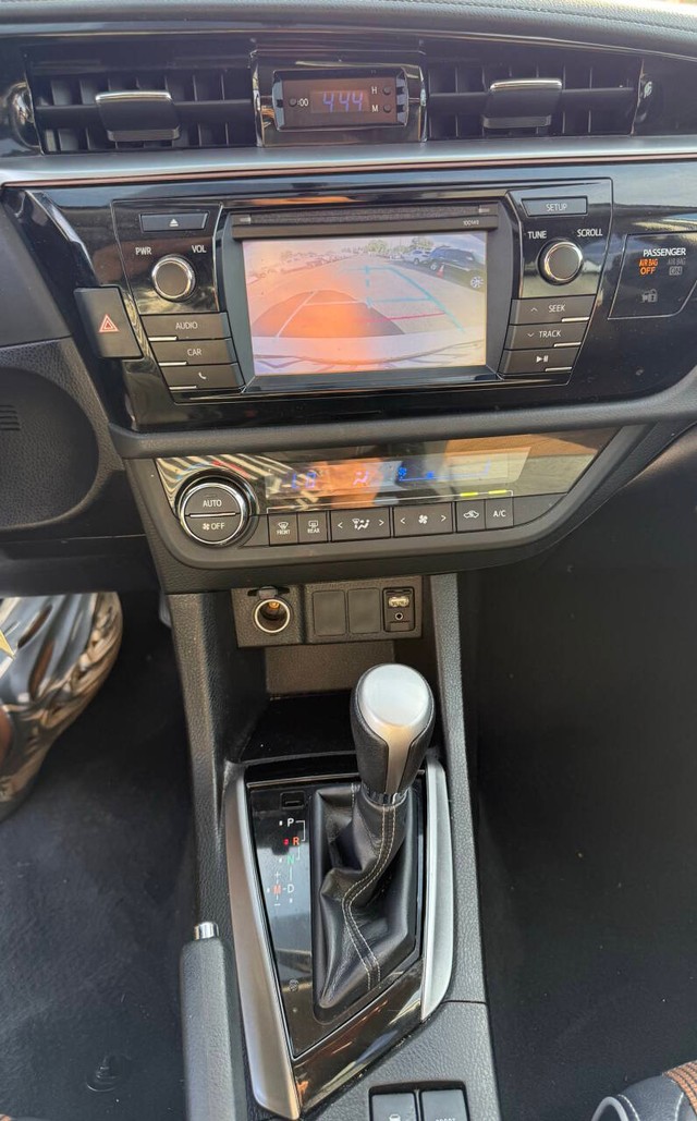 Toyota Corolla Vehicle Full-screen Gallery Image 11