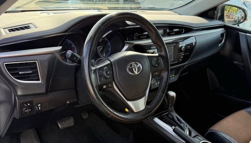 Toyota Corolla Vehicle Full-screen Gallery Image 08