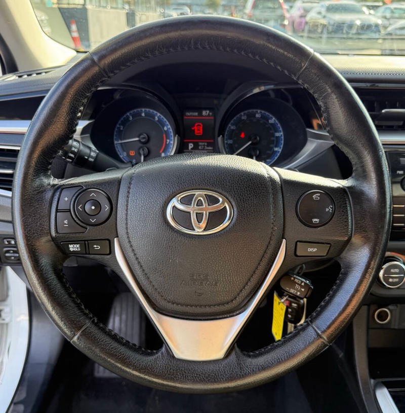 Toyota Corolla Vehicle Full-screen Gallery Image 09