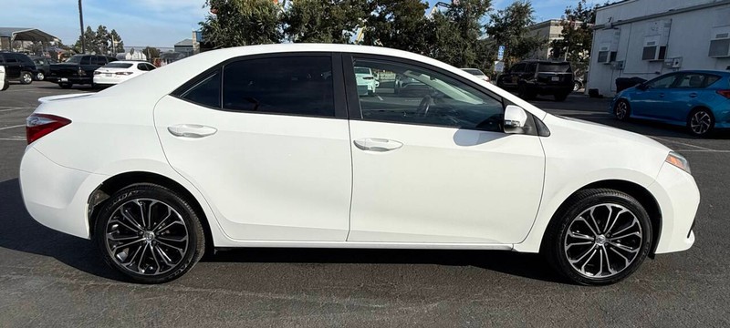 Toyota Corolla Vehicle Full-screen Gallery Image 10