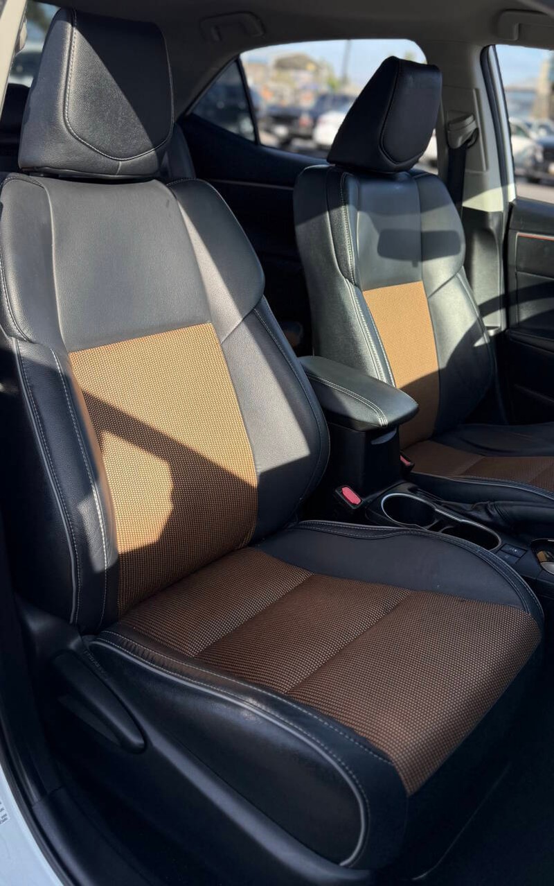 Toyota Corolla Vehicle Full-screen Gallery Image 13