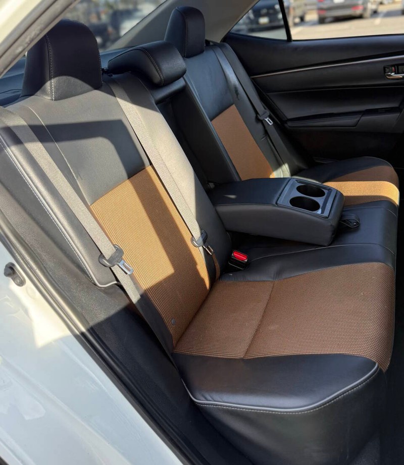 Toyota Corolla Vehicle Full-screen Gallery Image 14