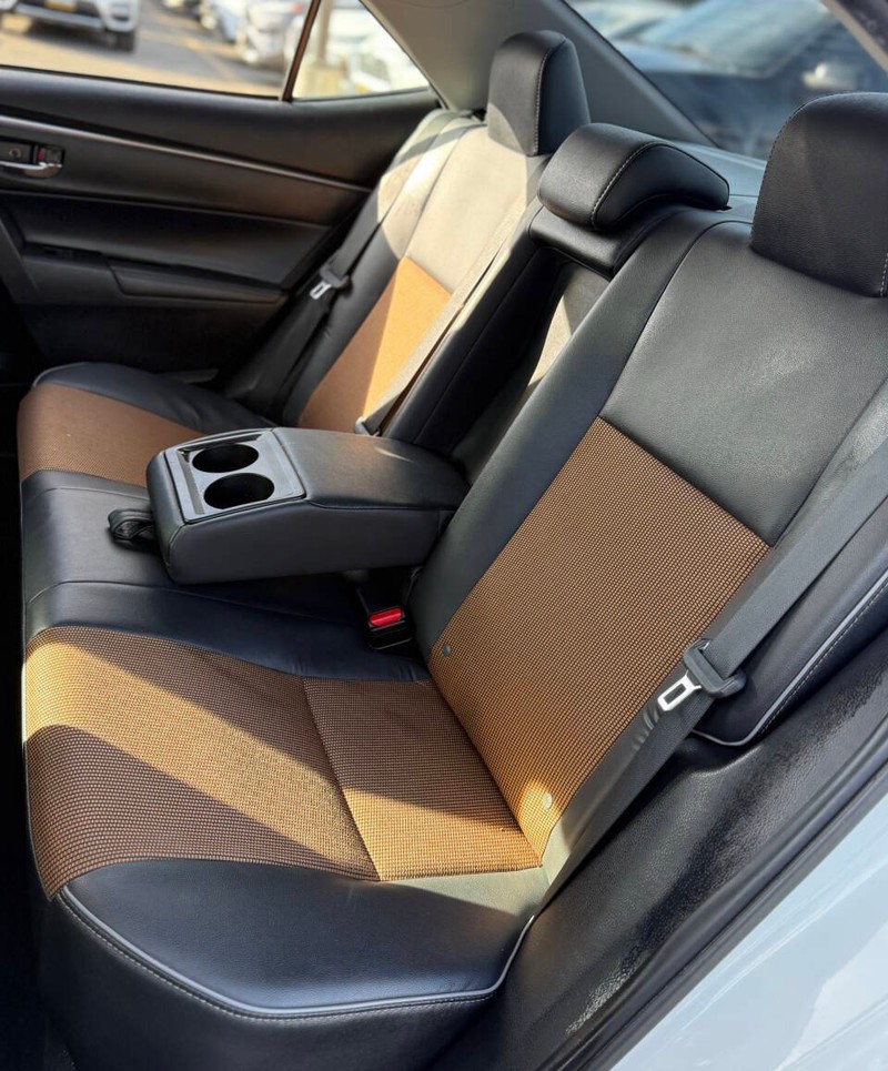 Toyota Corolla Vehicle Full-screen Gallery Image 15
