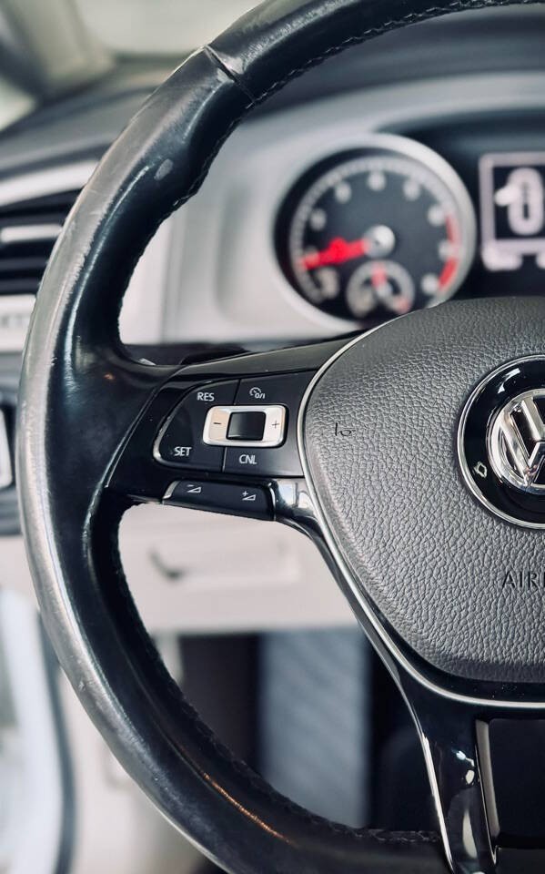 Volkswagen Golf Vehicle Full-screen Gallery Image 15