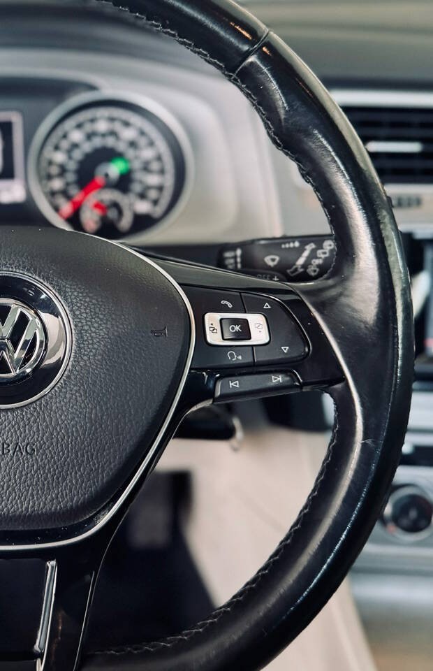 Volkswagen Golf Vehicle Full-screen Gallery Image 16