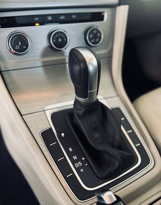 Volkswagen Golf Vehicle Full-screen Gallery Image 18