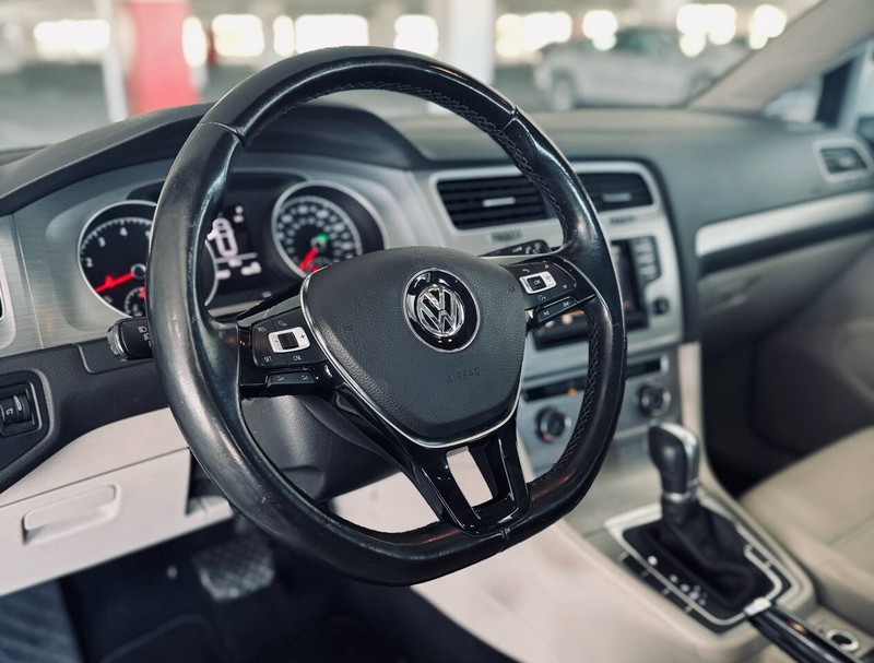 Volkswagen Golf Vehicle Full-screen Gallery Image 17