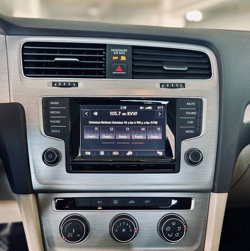 Volkswagen Golf Vehicle Full-screen Gallery Image 19