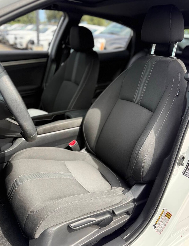 Honda Civic Hatchback Vehicle Full-screen Gallery Image 11