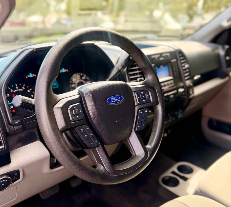 Ford F-150 Vehicle Full-screen Gallery Image 12