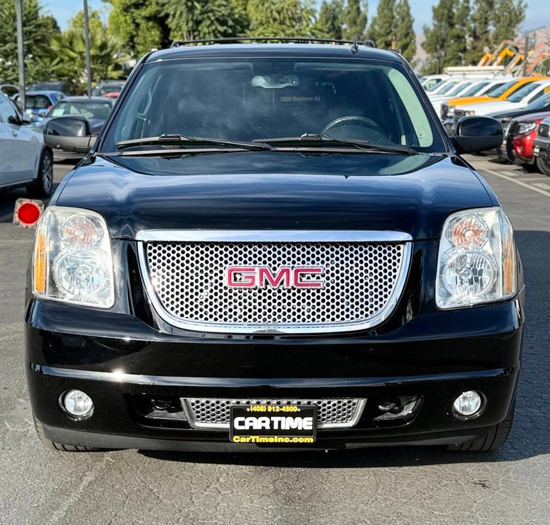 GMC Yukon Vehicle Full-screen Gallery Image 02