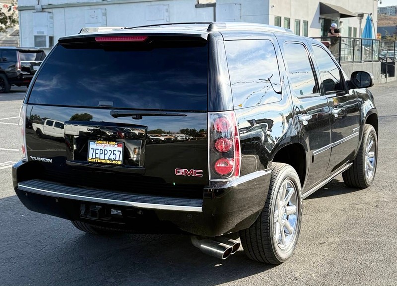GMC Yukon Vehicle Full-screen Gallery Image 04