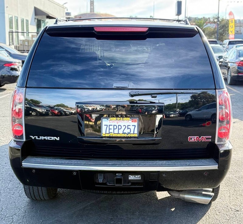 GMC Yukon Vehicle Full-screen Gallery Image 05