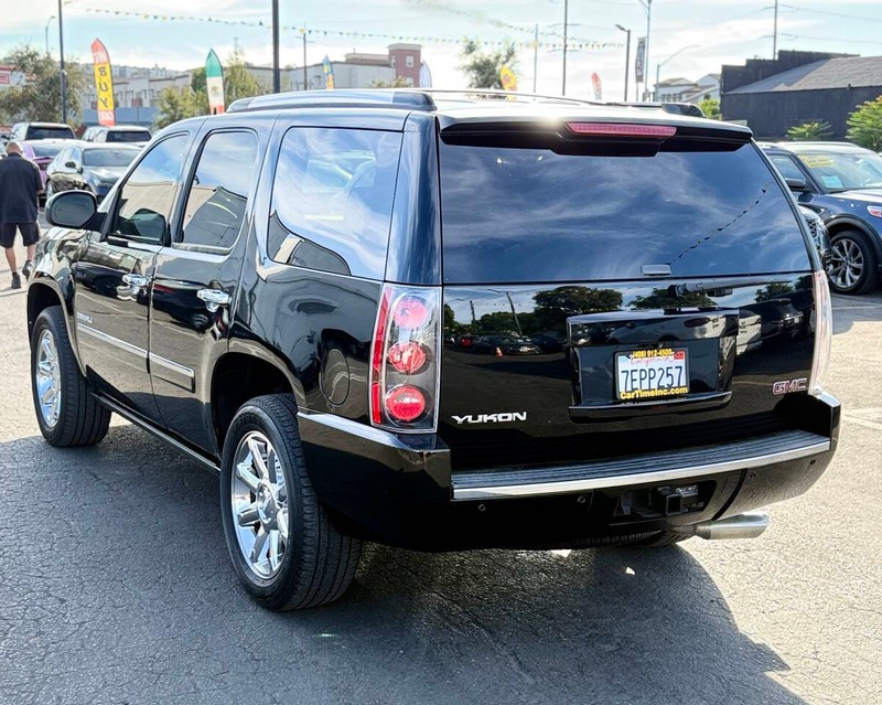 GMC Yukon Vehicle Full-screen Gallery Image 06